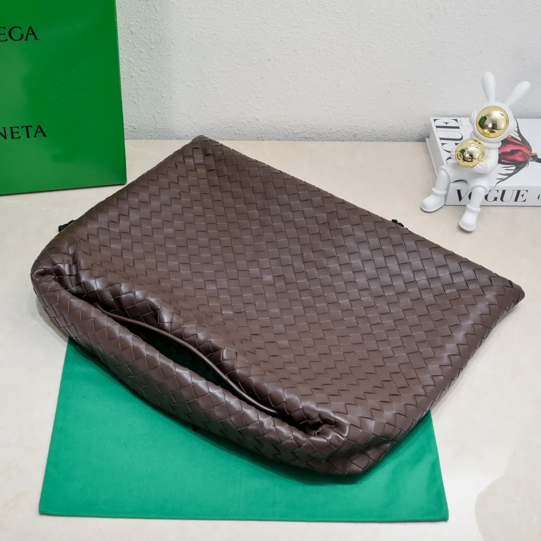 Batch 2160 #Bv New large HOP bag, the bag body and handles are made of a whole piece of woven leather. The bag body is soft and lazy. Hop symbolizes the praise of innovation and eternal craftsmanship [love]. The pyramid silhouette combines practicality and fashion. Modern and casual, the bag mouth is double-sided closed design, more convenient and safe! The cowhide texture also makes the bag more wear-resistant and durable. A must-have for fashionable ladies who like minimalism yet comfortable and casual! Size: 54x24x13, Model: 3970#